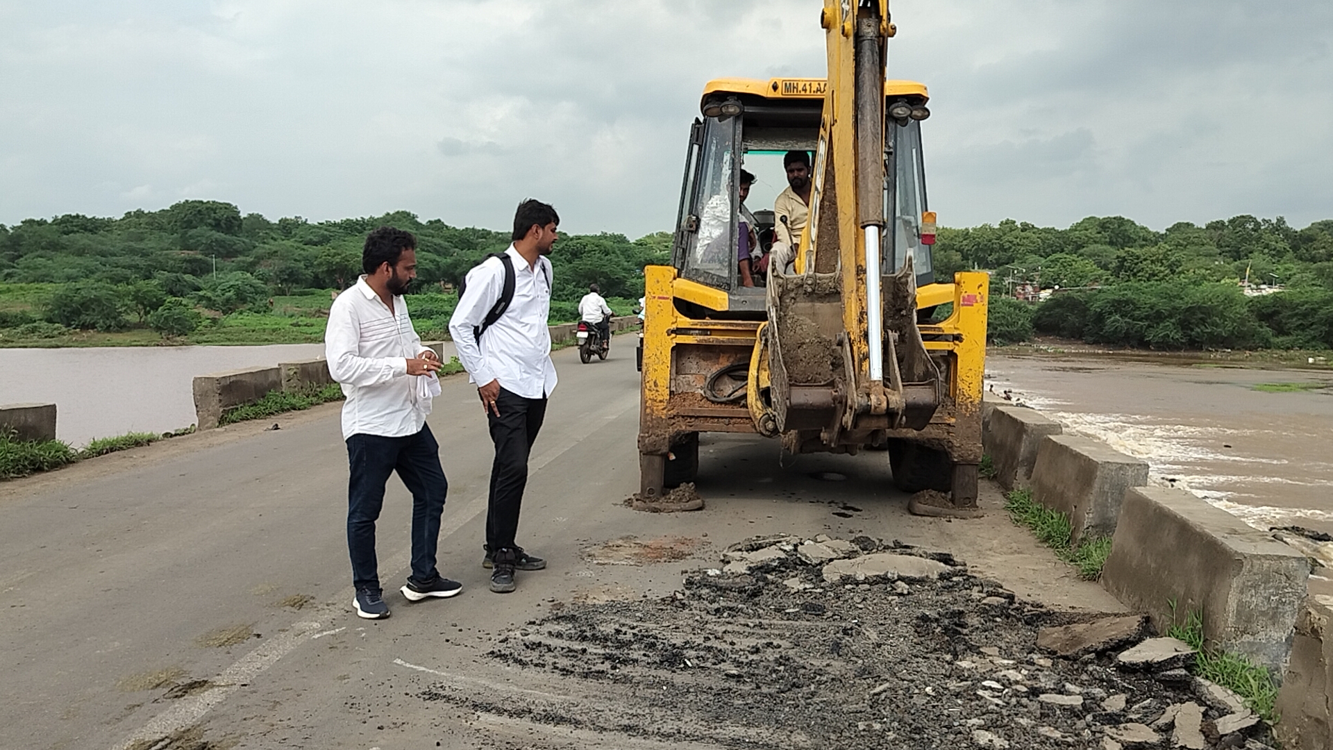 जिल्हादंडाधिकाऱ्यांचे तिखोरा पुलावरील वाहतूक बंदीचे आदेश, सर्व अवजड वाहतूक दोंडाईचा मार्गे केली;पुलाच्या दुरुस्ती कामाबाबत प्रश्नचिन्ह….